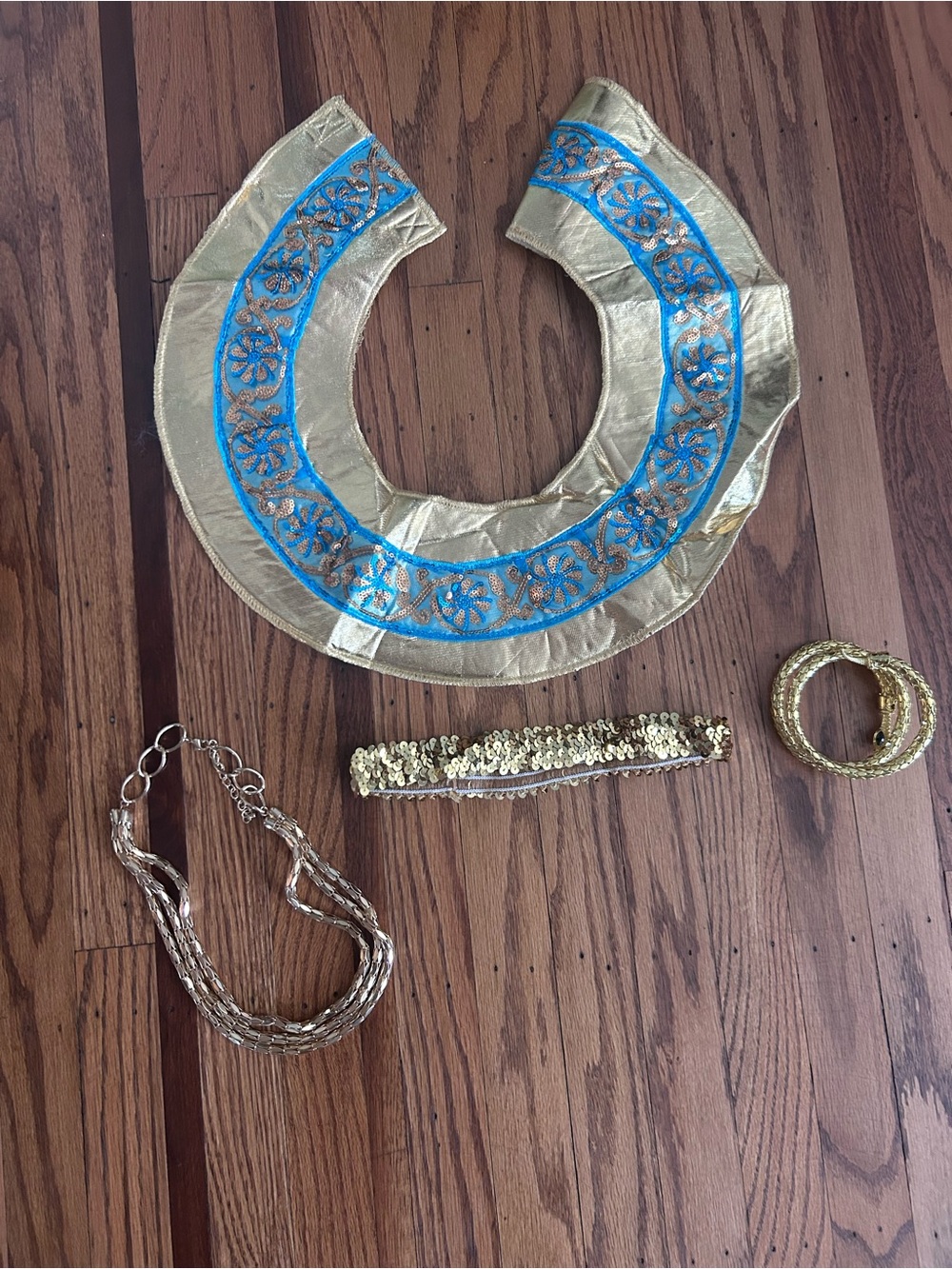 Egyptian Cleopatra Accessory set includes